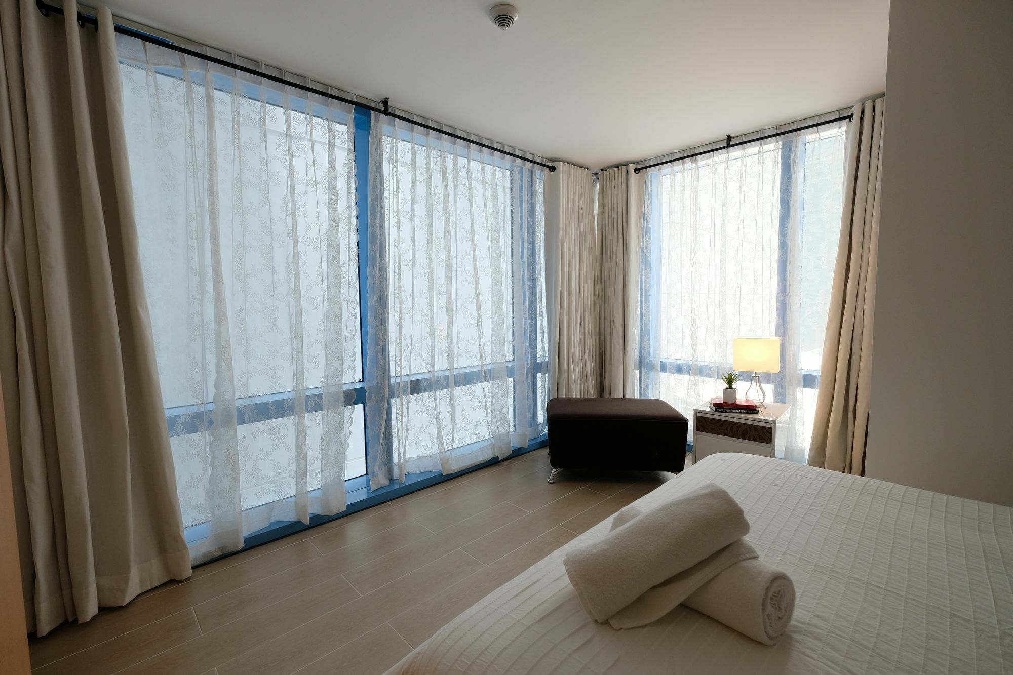 Csuites At Two Central Residences Μακάτι Εξωτερικό φωτογραφία