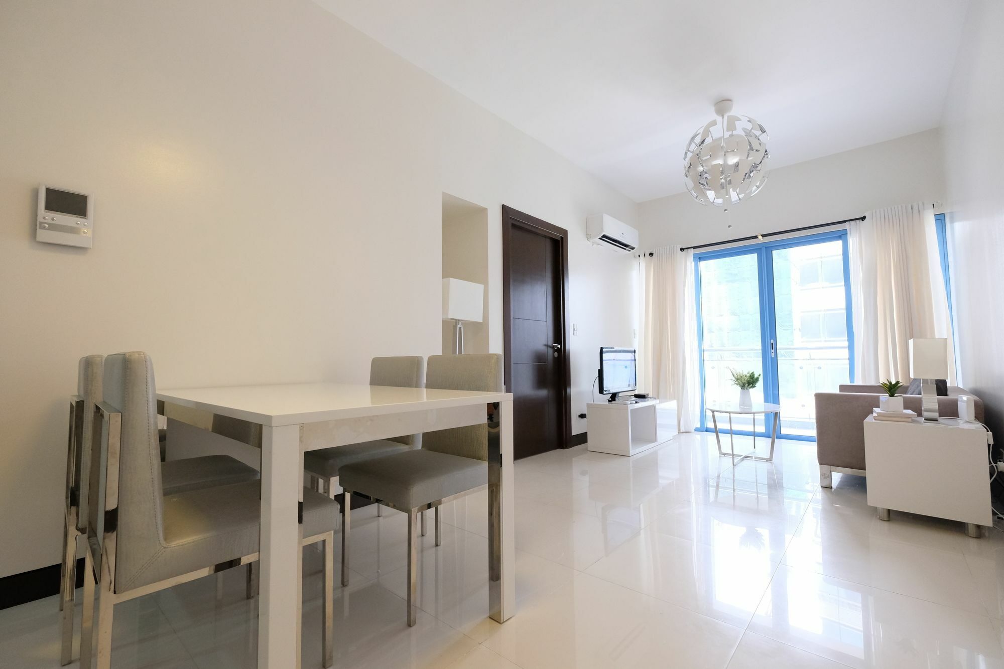 Csuites At Two Central Residences Μακάτι Εξωτερικό φωτογραφία